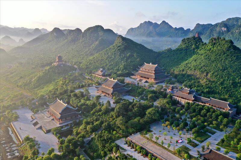 Chùa Tam Chúc là một trong những ngôi chùa lớn nhất thế giới. Ảnh: TTXVN.