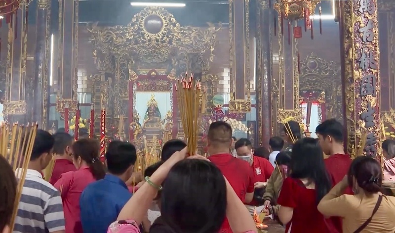 Hình ảnh từng gia đình quây quần dâng hương đầu năm tại TP. Cần Thơ