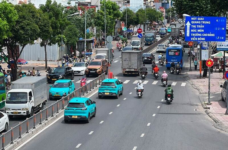 Người dân trang bị kín mít để đối phó với nắng gắt và chỉ số bụi mịn ở ngưỡng trung bình khi lưu thông trên đường.