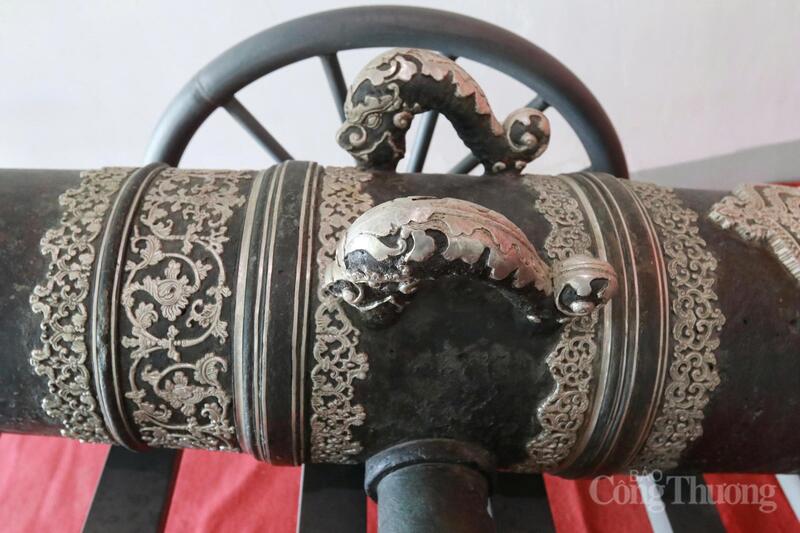 Bộ 3 khẩu thần công được làm hoàn toàn bằng đồng, có kích thước bằng nhau. Súng có màu nâu xám, hình trụ tròn, thon nhỏ dần về phía miệng súng.