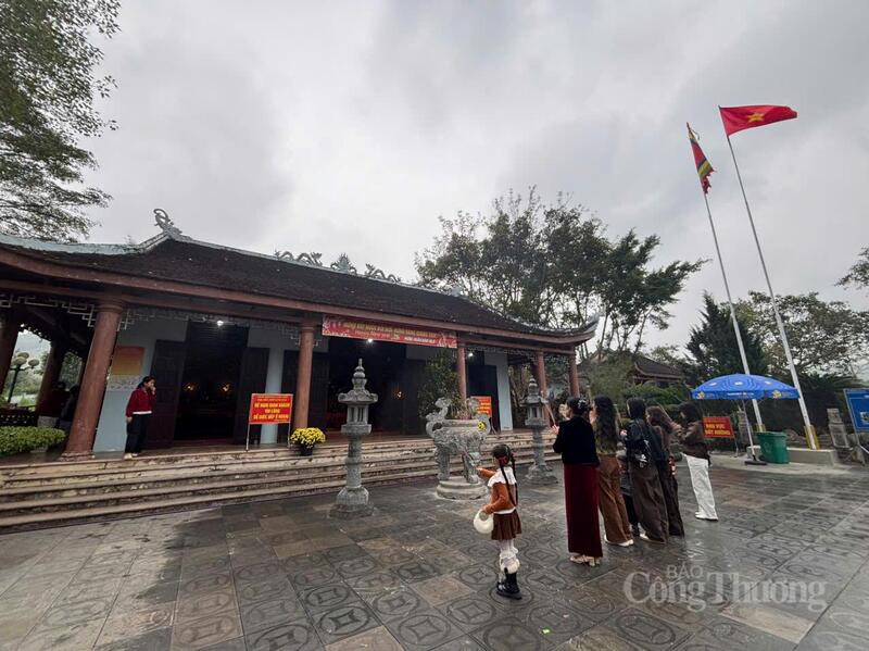 Người dân du xuân tại đền Làng Vạc. Ảnh: Bảo Thoa