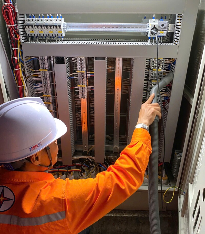 Tổ thao tác lưu động số 1 thực hiện kiểm tra các thiết bị máy biến áp, máy cắt, giao cách ly,… mỗi thông số vận hành đều được theo dõi sát sao để bảo đảm vận hành lưới điện an toàn, ổn định, liên tục, góp phần phục vụ bà con nhân dân vui xuân, đón Tết trọn vẹn.
