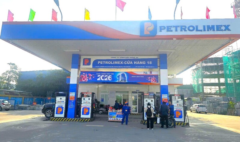 Hình ảnh những cây xăng mở cửa phục vụ nhộn nhịp trên các tuyến đường ngàOKVIP - HÔM NAY 1 TỶ, NGÀY MAI 1000 TỶt góp thêm không khí sôi động, vui tươi đầu năm mới.
