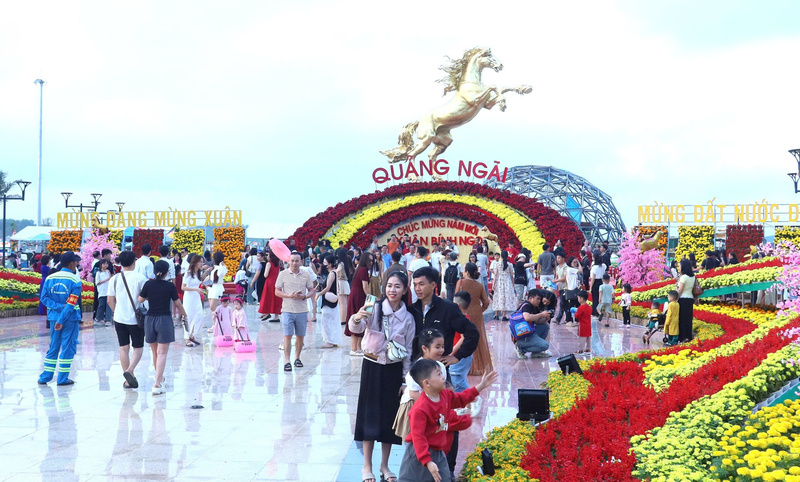 Phố thị rực rỡ cờ hoa. Ảnh: Nguyễn Dương