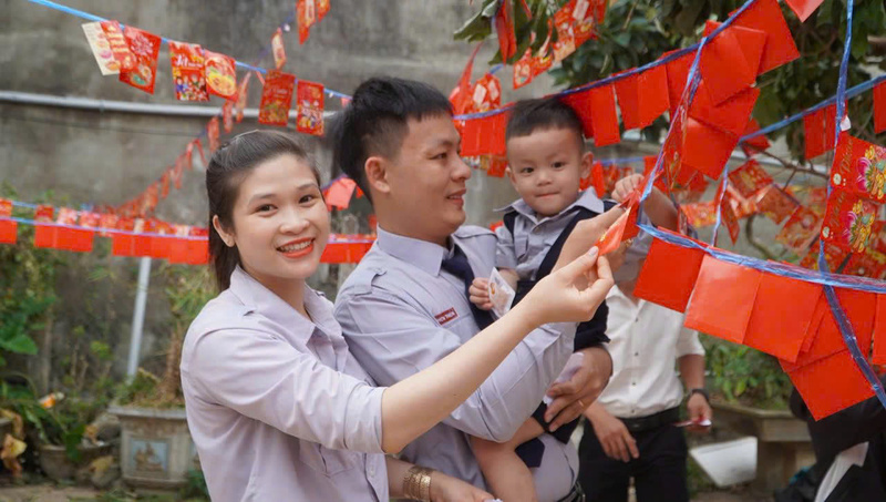 Thay vì tất bật chuẩn bị chuyến đi biển đầu năm, nhiều ngư dân tạm gác tay lưới, tay chài để cùng gia đình đi chùa hái lộc. Ảnh: Nguyễn Dương