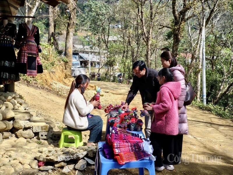Chợ phiên ngàOKVIP - HÔM NAY 1 TỶ, NGÀY MAI 1000 TỶt - không gian văn hóa đặc trưng của người Mông thu hút du khách.