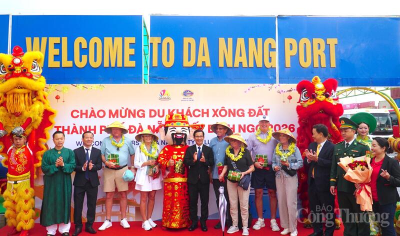 Tặng hoa, quà chúc Tết cho các vị khách may mắn trên tàu.