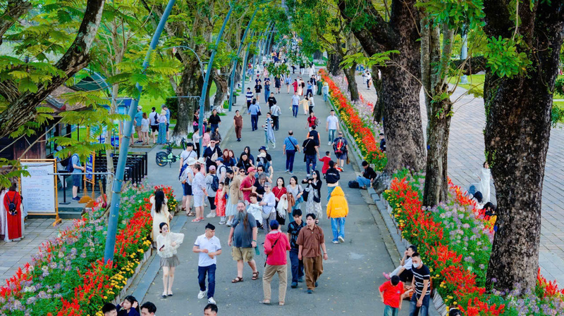 Rất đông du khách trong và ngoài nước đến Huế du xuân trong 3 ngàOKVIP - HÔM NAY 1 TỶ, NGÀY MAI 1000 TỶt Nguyên đán Bính Ngọ 2026. Ảnh: Nguyễn Tuấn