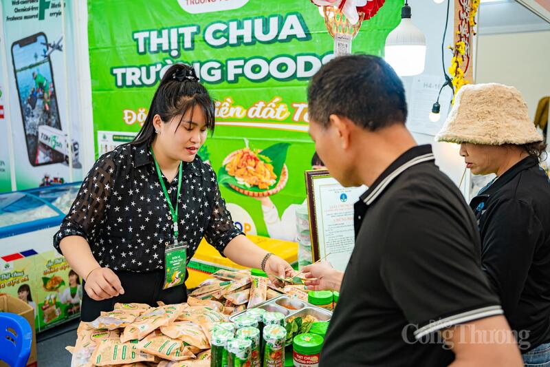 Bà Hoàng Thị Phượng phân phối và phát triển thị trường chuỗi thịt chua Trường Food.