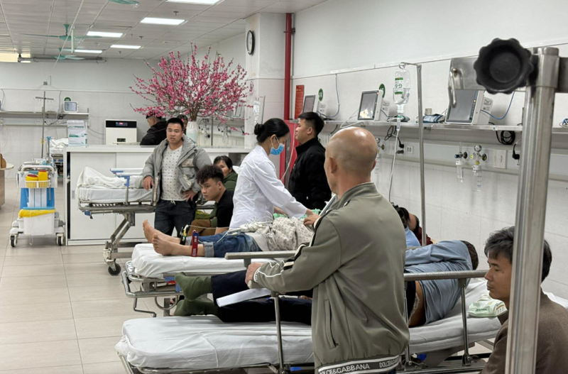 Bác sĩ cấp cứu bệnh nhân dịp Tết.