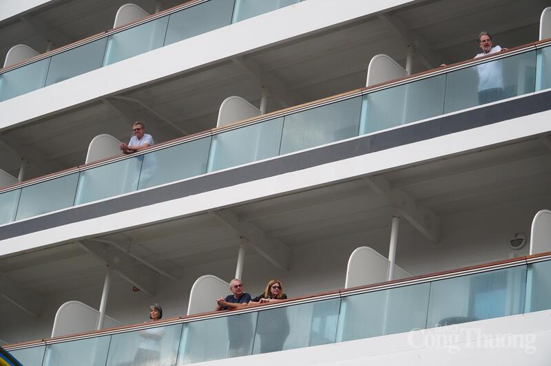 Tàu Seabourn Encore do Công ty Du lịch Tân Hồng khai thác, theo hơn 1.000 người, gồm 580 du khách đến từ các thị trường Anh, Pháp, Hoa Kỳ và 500 thuyền viên.