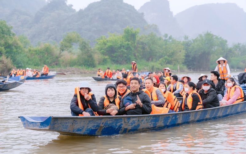 100% phương tiện được trang bị ghế, áo phao, giỏ đựng rác, vật nổi, đánh số đò, gắn mã QR tiếp nhận thông tin và bố trí ô che, nước uống miễn phí.