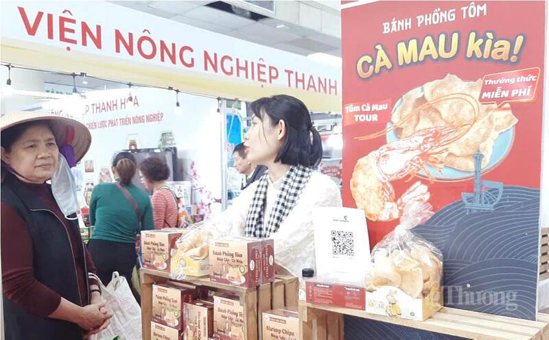 Mỗi gói bánh phồng tôm vì thế là một “điểm chạm”. Khi người tiêu dùng ở Đài Loan (Trung Quốc), Hàn Quốc hay một thành phố châu Âu thưởng thức, họ đang nếm vị biển, vị ngọt tôm rừng và chút nắng gió phương Nam. Ảnh: N.H