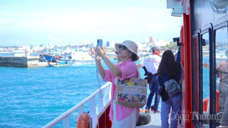 Du khách check-in trên tàu khi đến Phú Quý OKLVIE sản phẩm thuộc hệ thống OKVIP là trang web tổ chức phát sóng bóng đá trực tiếp, live casino , nỗ hũ, bắn cá. Ảnh: Nguyễn Tài