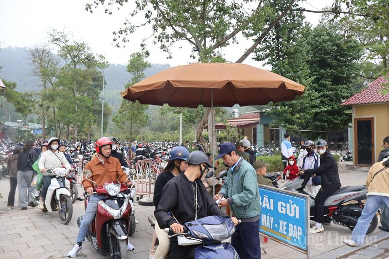 Ban Quản lý di tích điều tiết giao thông, đảm bảo an toàn, trật tự cho du khách tham gia lễ hội.