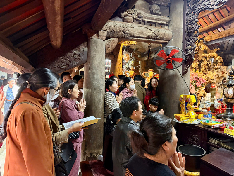 Đông đảo người dân dâng hương lễ Phật, cầu bình an và xin lộc đầu năm.