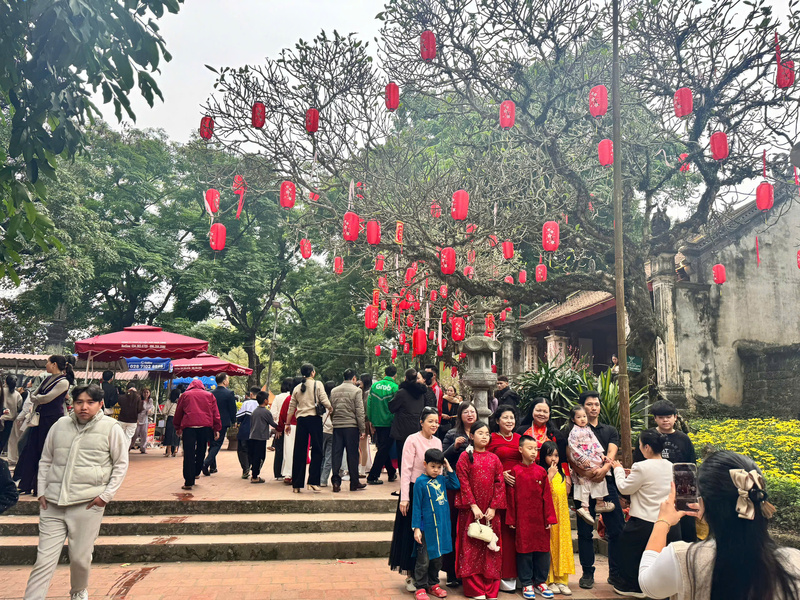 Nhiều gia đình lựa chọn trang phục áo dài truyền thống khi đến với không gian tôn nghiêm nơi cửa Phật, dệt lên một bức tranh văn hóa hài hòa.