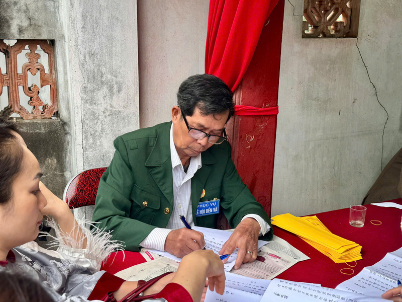 Dù lượng người đến các đền, chùa rất đông, song đa số vẫn giữ thái độ thành kính, đảm bảo an toàn, trật tự. Ban quản lý luôn tận tình hướng dẫn người dân các quy định, hạn chế du khách chen lấn.