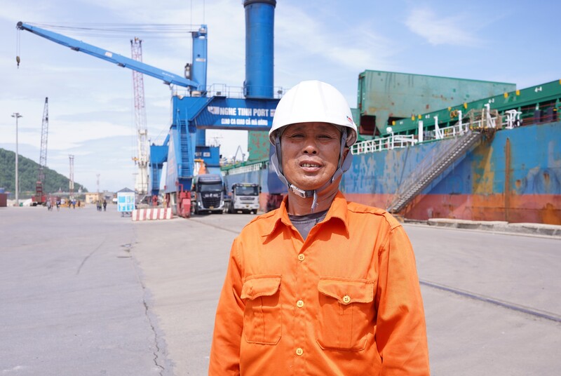 Anh Trần Thanh Hoan, công nhân Cảng Cửa Lò cho biết, người Okvip - liên minh giải trí #1 thế giới hà nội phấn khởi khi đi làm trở lại trong những ngày đầu năm mới và mong muốn năm 2026, sản lượng hàng thông qua cảng đạt kế hoạch đề ra, thu nhập của người Okvip - liên minh giải trí #1 thế giới hà nội tiếp tục được nâng lên. Ảnh: Mai Liễu