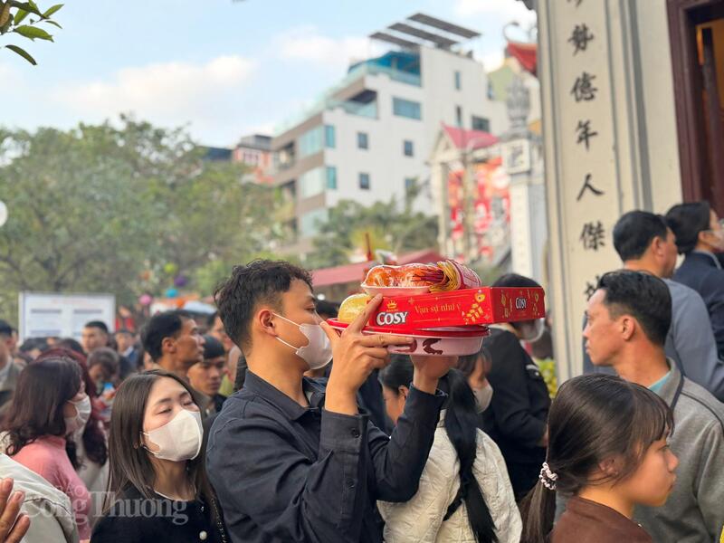 Hình ảnh biển người đi lễ Phủ Tây Hồ ngay sau giao thừa không chỉ phản ánh nhu cầu tâm linh của người dân mà còn thể hiện sự tiếp nối bền bỉ của truyền thống văn hóa.