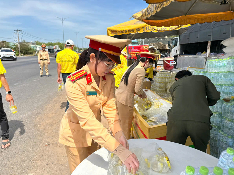 Từng chai nước, khăn lạnh được lực lượng CSGT Công an tỉnh Tây Ninh chuẩn bị chu đáo.