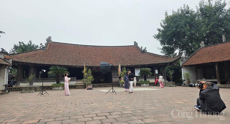Làng cổ Đường Lâm là một trong số ít những làng Việt còn bảo lưu khá nguyên vẹn cấu trúc không gian, kiến trúc và nếp sinh hoạt truyền thống của vùng xứ Đoài.