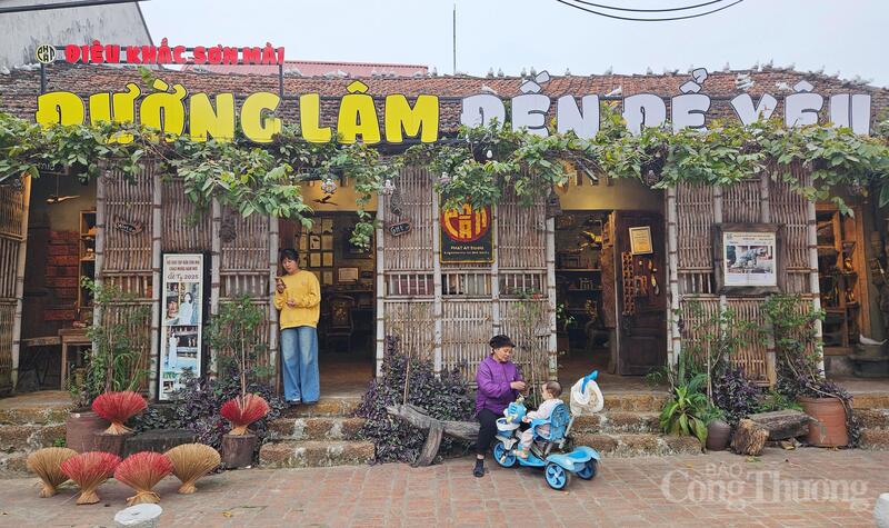 Một cơ sở kinh doanh điêu khắc sơn mài hòa cùng không gian làng cổ.