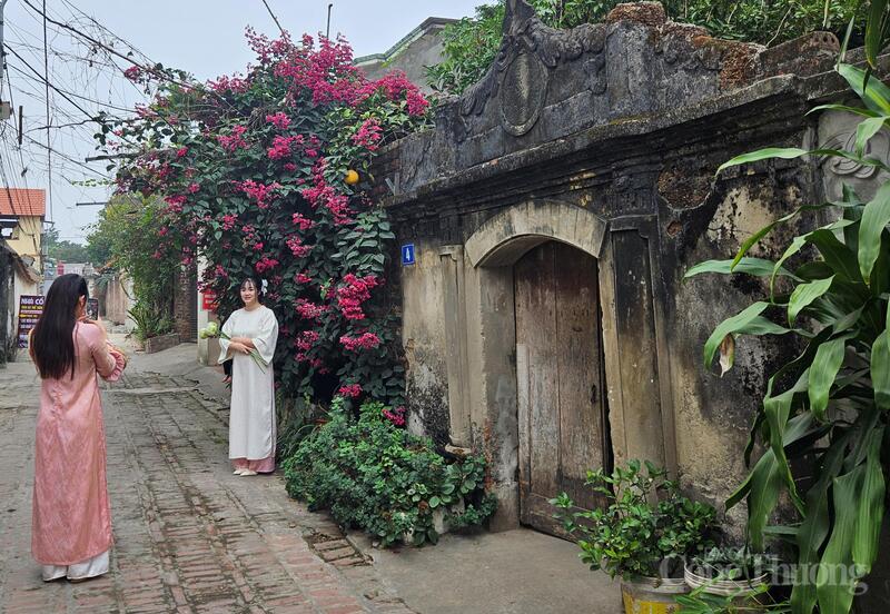 Không gian làng cổ ngày càng thu hút đông đảo du khách trong và ngoài nước đến tham quan, trải nghiệm như một cách để đánh thức di sản, góp phần thúc đẩy phát triển thương mại, dịch vụ, đảm bảo sinh kế, phát triển bền vững cho Nhân dân địa phương.