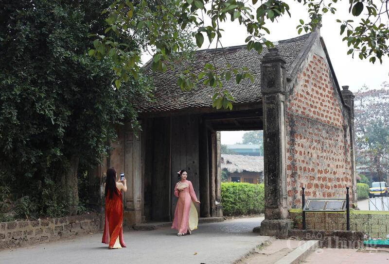 Khu vực cổng làng hút giới trẻ đến ghi lại hình ảnh đẹp trong những ngày đầu năm mới.