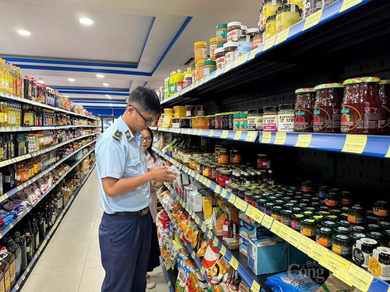 Trong dịp tết Nguyên đán Bính Ngọ 2026, lực lượng quản lý thị trường tỉnh Khánh Hòa đã ra quân kiểm tra đồng bộ các siêu thị, cửa hàng kinh doanh bán lẻ các mặt hàng thiết yếu. Ảnh: Lê Sơn
