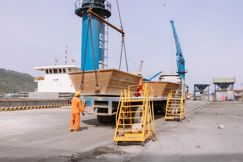 Những ngày đầu năm mới, thời tiết thuận lợi, trên bến cảng không khí ra quân sản xuất đầu năm nhộn nhịp. Ảnh: Mai Liễu