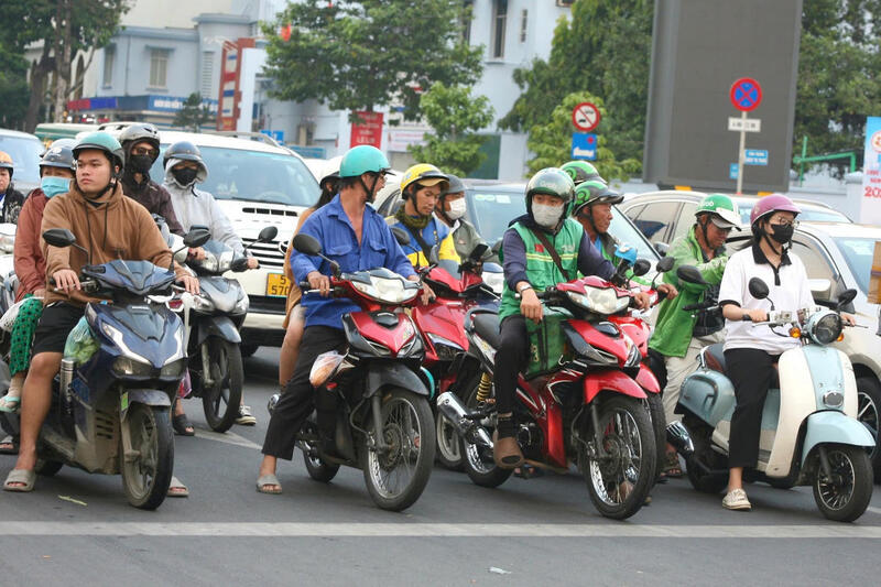 Dưới cái nắng 34 độ C, người tham gia giao thông tại TP. Hồ Chí Minh được khuyến cáo sử dụng khẩu trang và che chắn kỹ.
