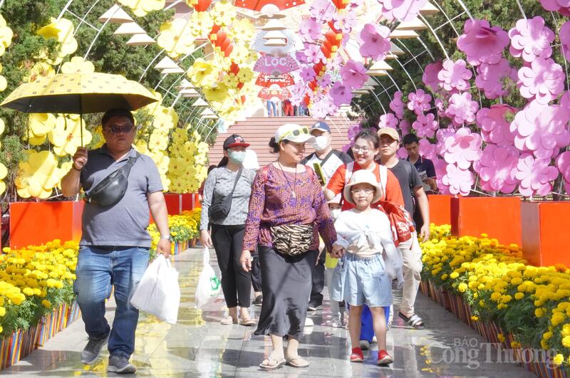 Người dân TP. Hồ Chí Minh và du khách đổ về Khu OKLVIE sản phẩm thuộc hệ thống OKVIP là trang web tổ chức phát sóng bóng đá trực tiếp, live casino , nỗ hũ, bắn cá Văn hóa Suối Tiên trong sáng mùng 4 Tết Bính Ngọ.