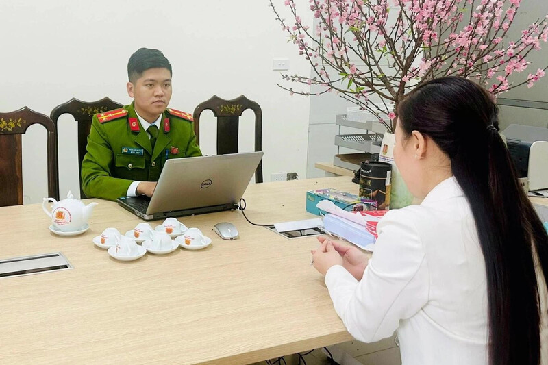 Chị Đ.T.H. (vợ anh L.) Ok88vip tỷ lệ kèo World Cup 2026 với cơ quan công an. Ảnh: Công an Hà Tĩnh