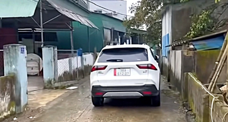 Chiếc xe ô tô chắn ngang lối xóm không cho anh T. di chuyển. Ảnh cắt từ clip