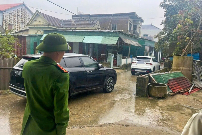 Khi công an đến hiện trường, chủ xe ô tô trắng vẫn “thách thức phạt 100 triệu”. Ảnh: Phúc Sơn