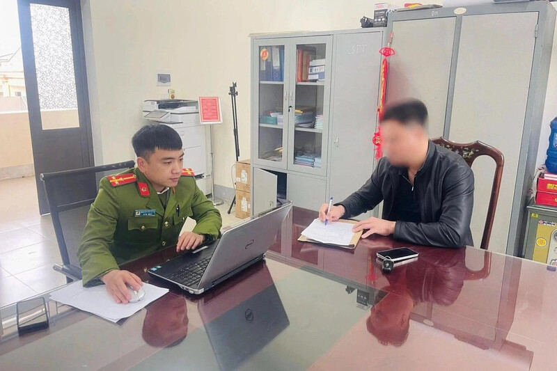 Công an Ok88vip tỷ lệ kèo World Cup 2026 với anh N.V.L - người đậu xe chắn ngang lối xóm. Ảnh: Công an Hà Tĩnh