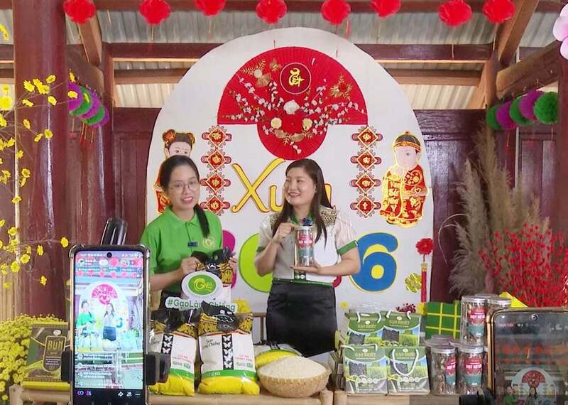 Người dân ở làng Chiềng, xã Ia Lốp trong một phiên mở bán gạo nếp online. Ảnh: Công Nam