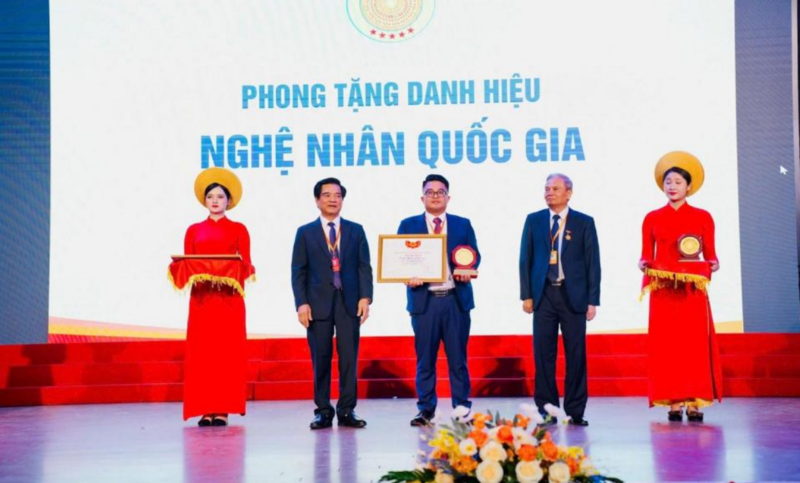 Anh Trần Đăng Nhàn được phong tặng danh hiệu Nghệ nhân Quốc gia về trà sen. Ảnh: NVCC.