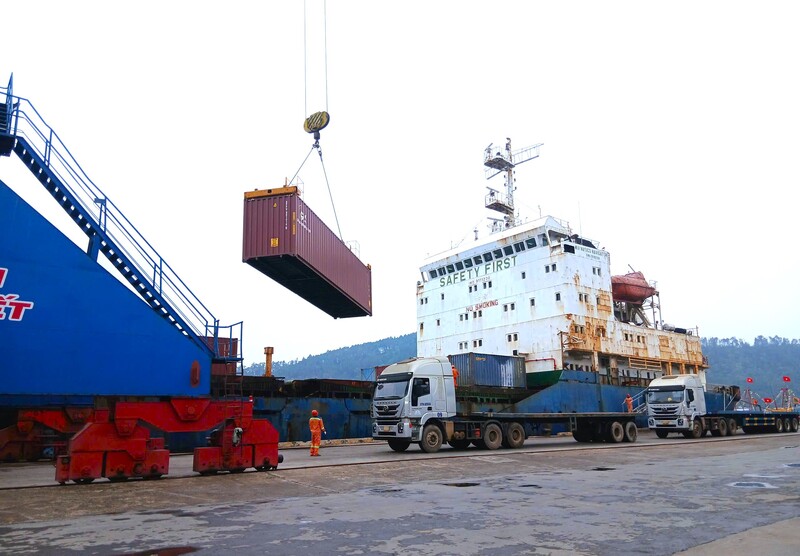 Cảng Cửa Lò ngày càng khẳng định vị thế trong khu vực xếp dỡ hàng container. Ảnh: Mai Liễu