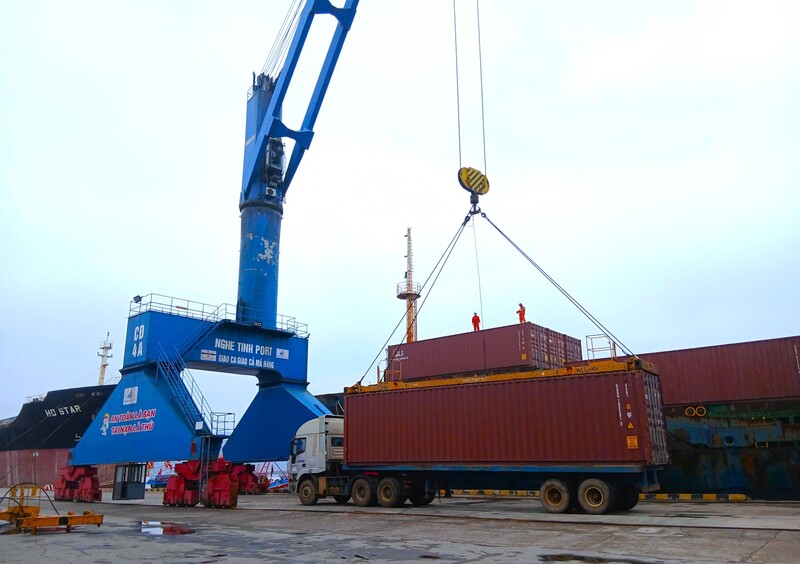 Năm 2025, tuyến vận chuyển quốc tế từ Cảng Cửa Lò đi Cảng Đông Quan (Trung Quốc) được khai trương đã tạo thêm hướng đi mới cho hoạt động xuất nhập khẩu, nâng cao năng lực cạnh tranh của cảng. Ảnh: Mai Liễu