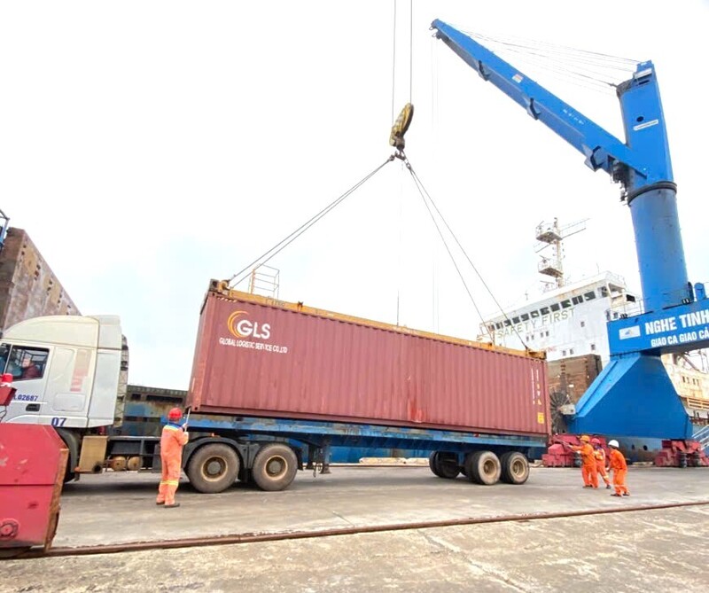 Hàng hoá được xếp dỡ liên tục, thời gian giải phóng hàng nhanh chóng. Ảnh: Mai Liễu
