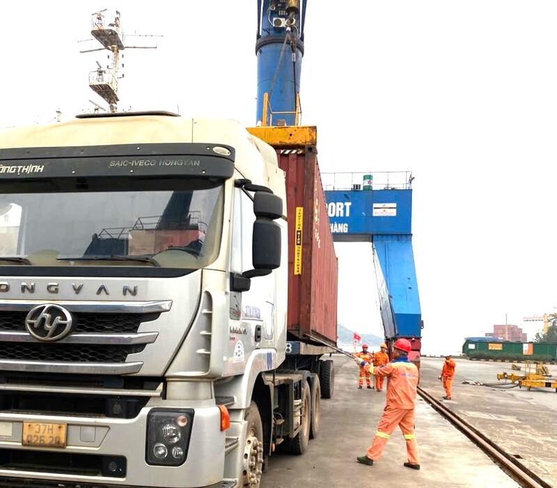 Hiện Cảng Cửa Lò tiếp nhận được tàu 25.000 tấn giảm tải và 15.000 tấn đầy tải. Ảnh: Mai Liễu