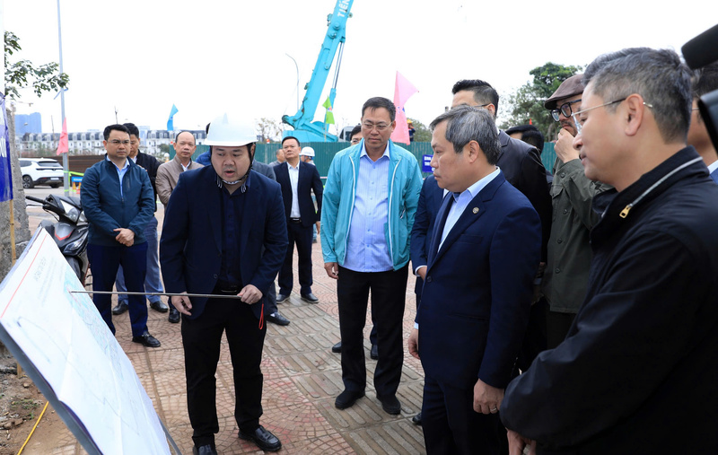 Chủ tịch UBND TP. Hà Nội Vũ Đại Thắng cùng Đoàn công tác đến kiểm tra công tác thi công công trình Cải tạo tuyến kênh Thụy Phương.