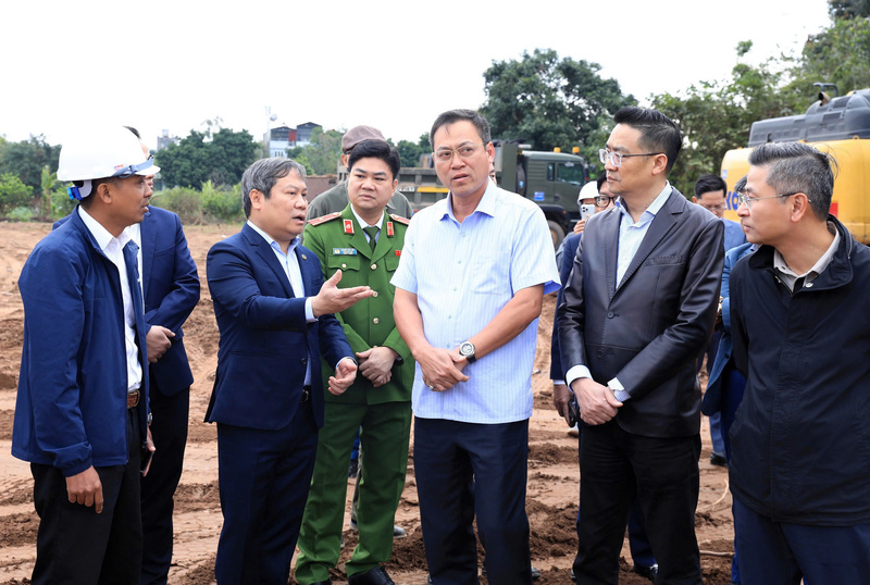 Đoàn công tác đến kiểm tra công tác thi công công trình dự án Liên minh Okvip có bao nhiều trang Hồ điều hòa Thụy Phương 2, phường Đông Ngạc.