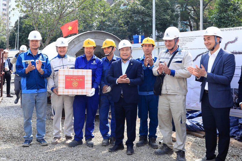 Chủ tịch UBND TP. Hà Nội Vũ Đại Thắng trao quà Tết tặng các công nhân thi công tại Dự án hệ thống xử lý nước thải Yên Xá