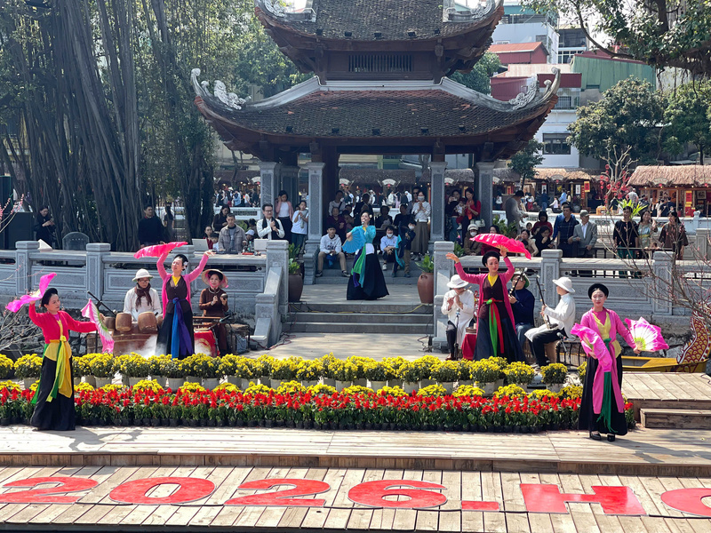 Hội chữ Xuân Bính Ngọ 2026 được tổ chức quy mô với các chương trình nghệ thuật dân gian phục vụ du khách như quan họ, ca trù, chèo... Những làn điệu cổ truyền vang lên trong không gian di tích đã để lại ấn tượng sâu sắc, đặc biệt với nhiều du khách quốc tế lần đầu trải nghiệm Tết cổ truyền Việt Nam. Ảnh: Mai Linh