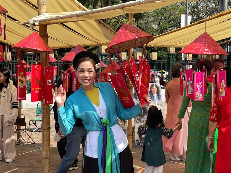 Không gian độc đáo này trở thành điểm đến lý tưởng để du khách chụp ảnh, cảm nhận và lưu giữ nét đẹp văn hóa truyền thống. Ảnh: Mai Linh