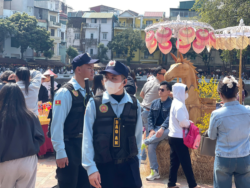 Dù lượng khách tăng cao, công tác bảo đảm an ninh trật tự, an toàn đô thị tại khu vực Văn Miếu Quốc Tử Giám vẫn được triển khai chặt chẽ. Qua đó, góp phần giữ gìn hình ảnh Thủ đô ngàn năm văn hiến, văn minh và an toàn trong những ngày đầu năm mới. Ảnh: Mai Linh