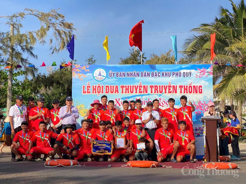 Giải nhì được trao cho thôn Thương Châu. Ảnh: Cường Phú